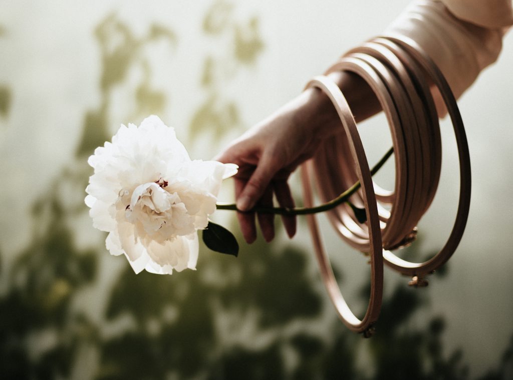 Main tenant une fleur