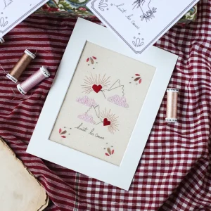 modèle de broderie Haut les coeurs